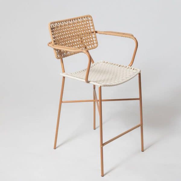 Chaise bar Matti artisanale en métal avec assise et dossier tressés en fibres naturelles, design moderne et léger.