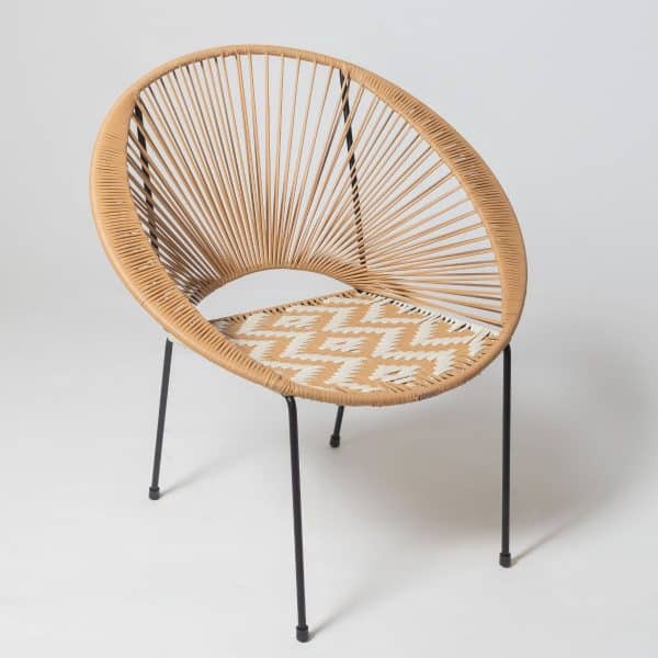 Son assise en cordage PVC robuste, son motif graphique et sa structure fine en métal lui confèrent un look léger, moderne et chaleureux.