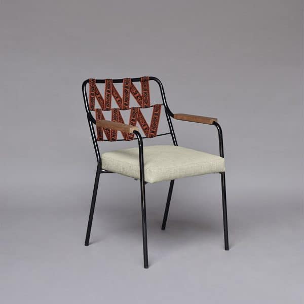 Son assise beige moelleuse et son dossier tressé à la main allient confort, artisanat et design moderne