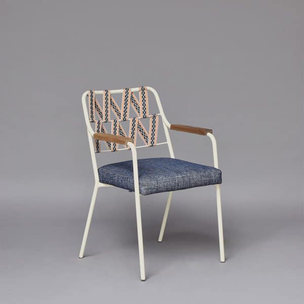 Fait main avec soin, ce mobilier artisanal associe métal noir, tissu, tissages à motifs et assise confortable. Une pièce unique qui allie authenticité, solidité et élégance.