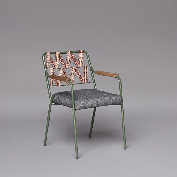 Chaise design artisanale avec assise grise, dossier tressé à la main et structure en métal vert. Elle est robuste et élégante.