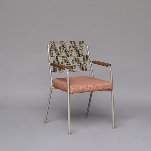 Confortable, originale et faite main, cette chaise apporte une touche chaleureuse à votre décoration.