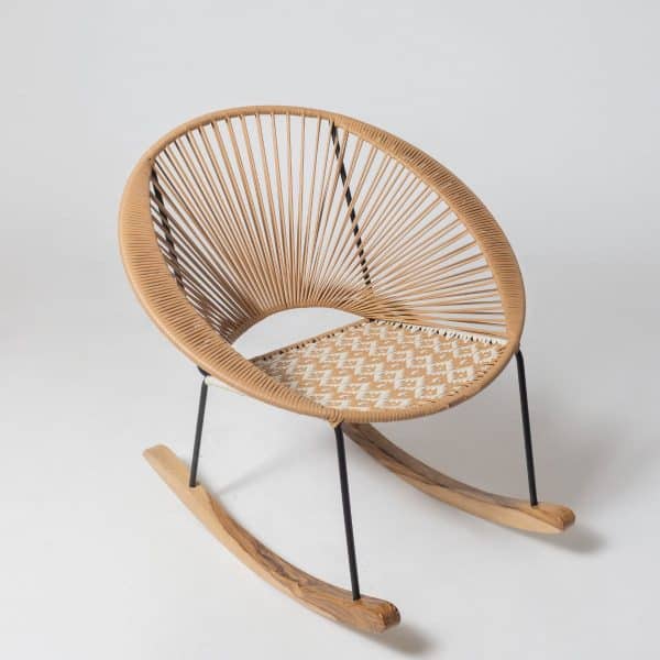 Le tissage délicat offre non seulement un support confortable, mais crée également un style unique et raffiné, parfait pour le salon, la véranda ou un coin lecture cosy. Sa structure robuste assure stabilité et durabilité, tandis que le mouvement doux du rocking chair invite à la détente et au bien-être.